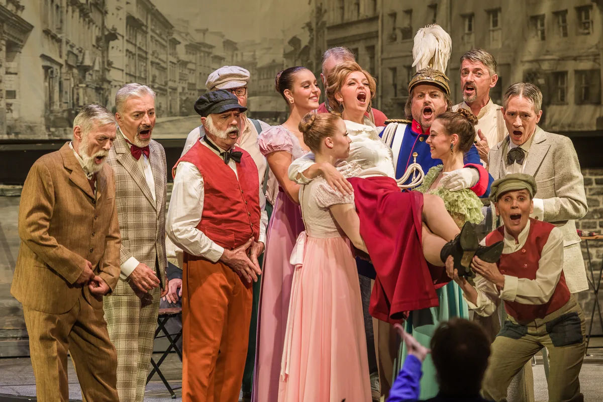 Man sieht die Protagonisten der Operette «Frau Luna».